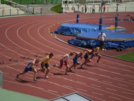 Rozběh 100m-Šmotek (ve žlutém).JPG