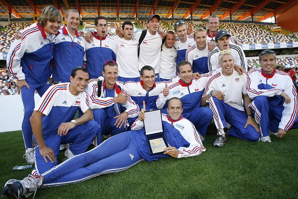 Družstvo mužů ČR - ležící Klvaňa-uprostřed vlevo Götz.jpg